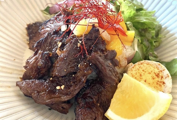 ブラックアンガス牛 炙りハラミステーキ丼